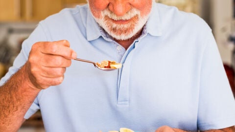 Hombre mayor comiendo sano