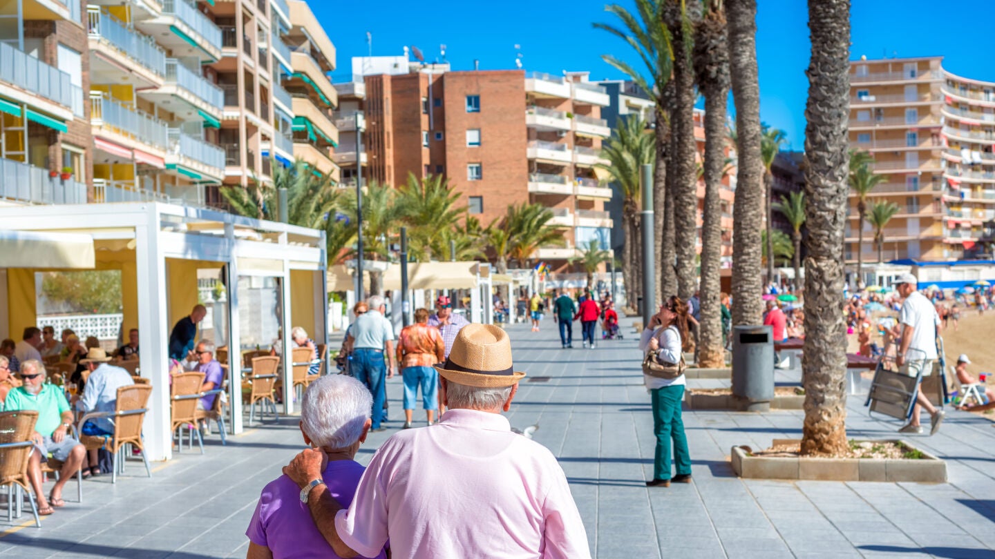 Pareja mayor paseando en una zona tur&iacute;stica