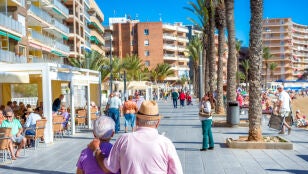 Pareja mayor paseando en una zona tur&iacute;stica