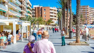 Pareja mayor paseando en una zona turística