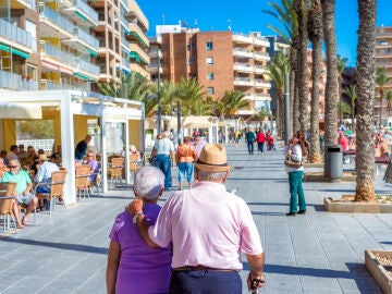 Pareja mayor paseando en una zona tur&iacute;stica