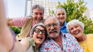 Grupo de amigos mayores riendo