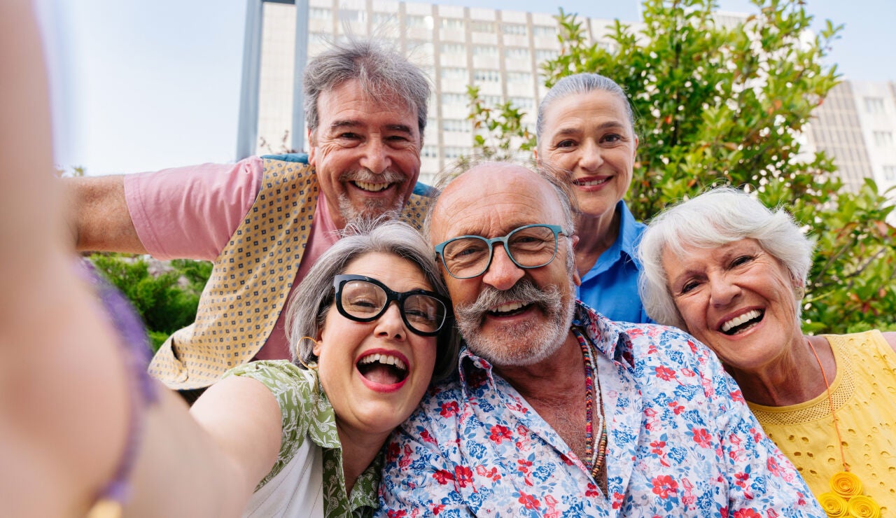 Grupo de amigos mayores riendo