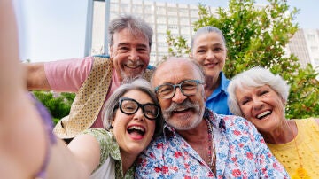 Grupo de amigos mayores riendo