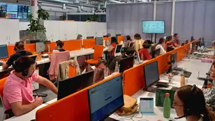 Personal de la Agencia Tributaria atiende las llamadas telefónicas de los contribuyentes