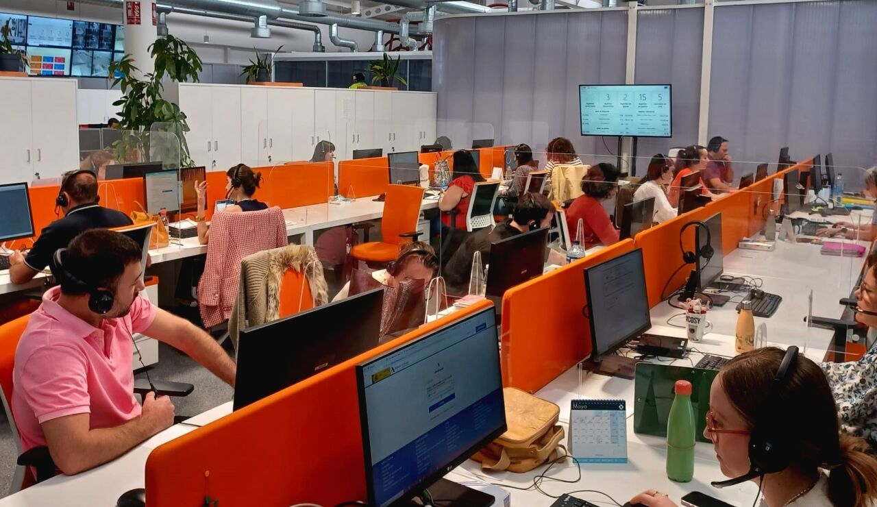 Personal de la Agencia Tributaria atiende las llamadas telef&oacute;nicas de los contribuyentes