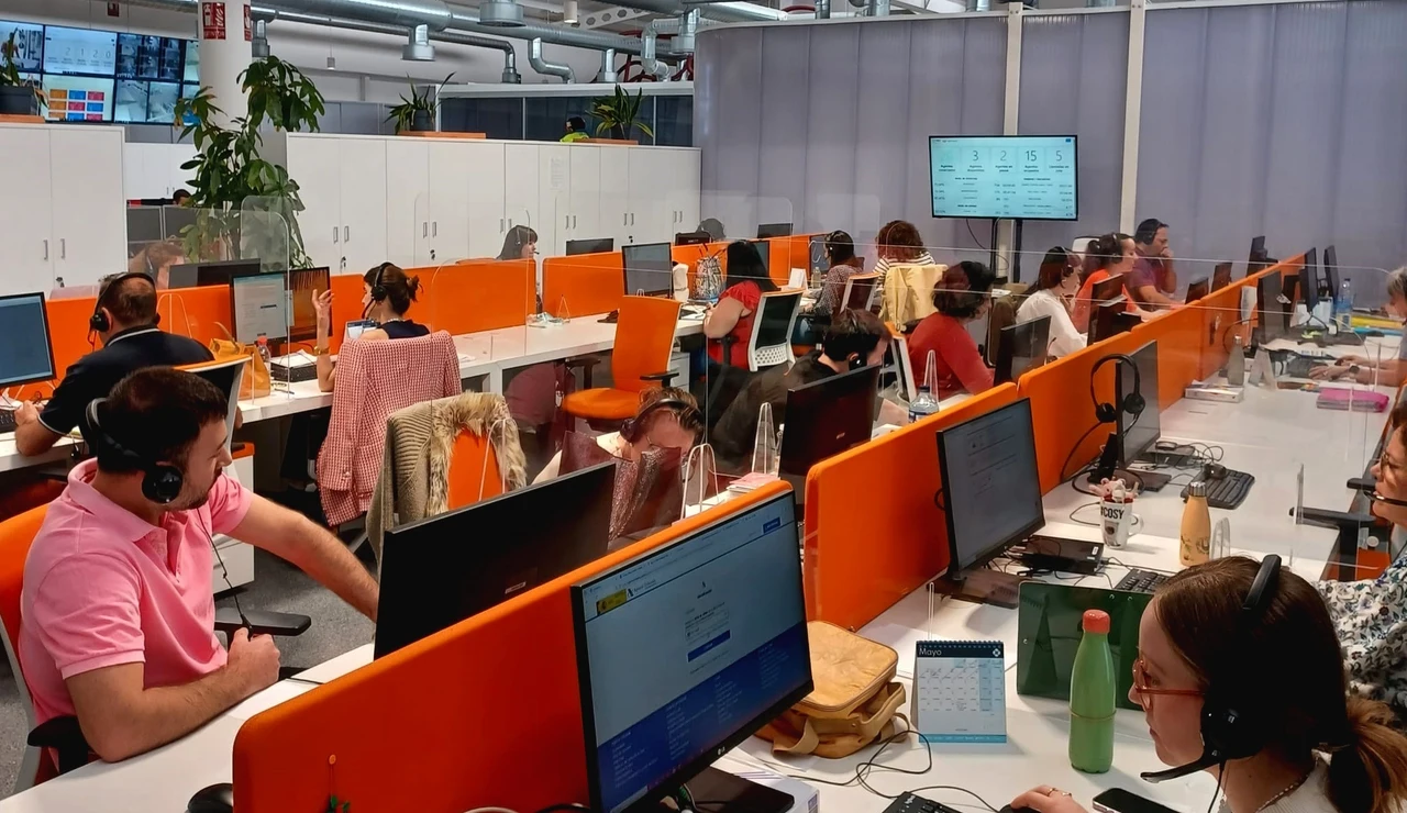 Personal de la Agencia Tributaria atiende las llamadas telefónicas de los contribuyentes