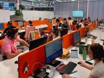 Personal de la Agencia Tributaria atiende las llamadas telef&oacute;nicas de los contribuyentes