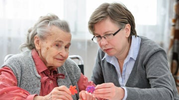 Mujer mayor con demencia