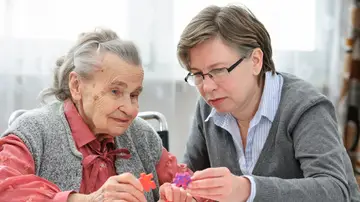 Mujer mayor con demencia Mujer mayor con demencia