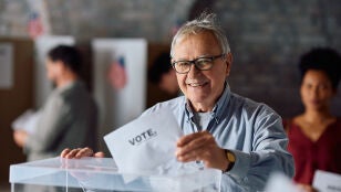 Hombre mayor votando