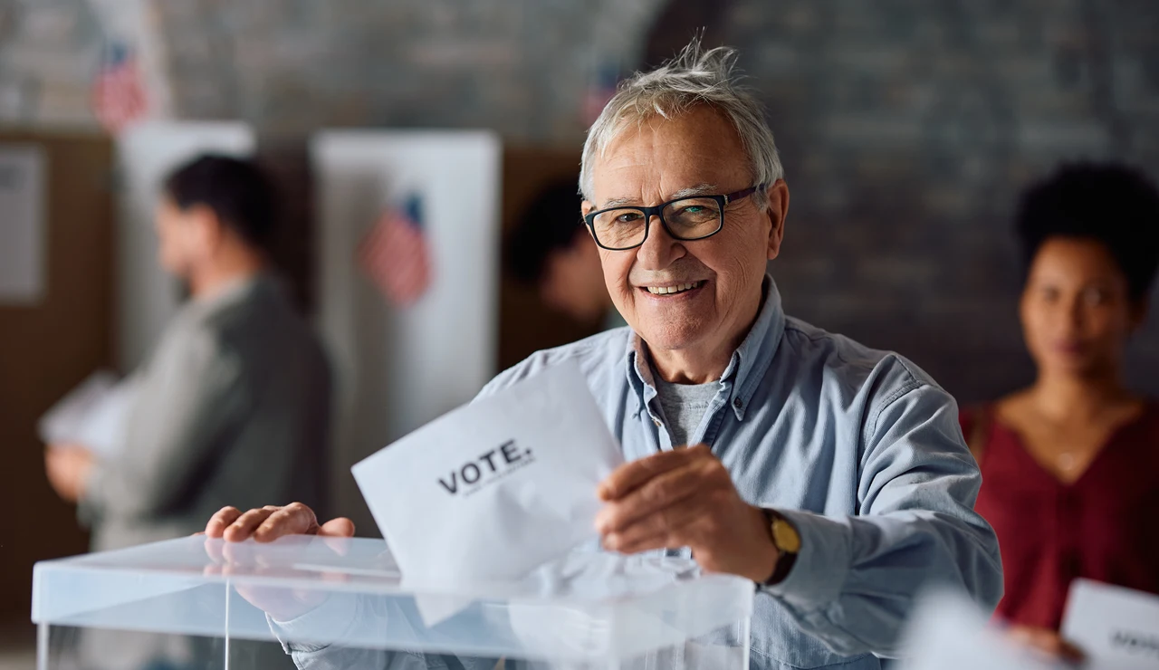Hombre mayor votando