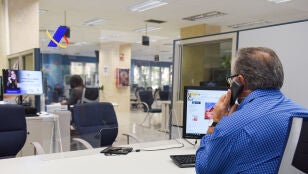 Empleado Agencia Tributaria atendiendo al tel&eacute;fono