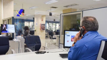 Empleado Agencia Tributaria atendiendo al tel&eacute;fono