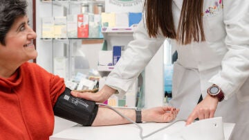 Tomando la tensi&oacute;n en la farmacia