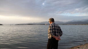 Hombre mayor mirando el mar