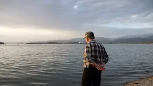 Hombre mayor mirando el mar