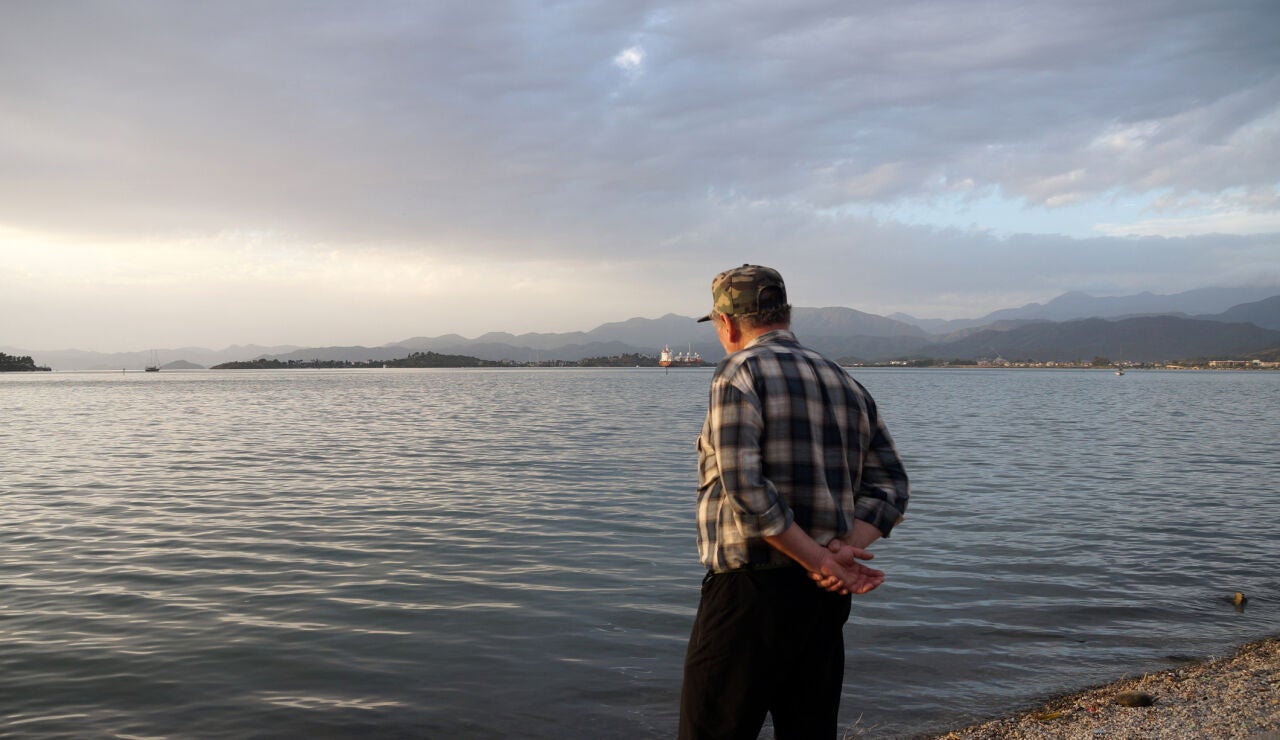 Hombre mayor mirando el mar