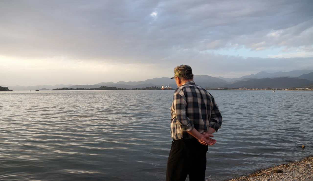 Hombre mayor mirando el mar