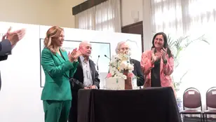 La alcaldesa de Zaragoza, Natalia Chueca, en el homenaje a los centenarios