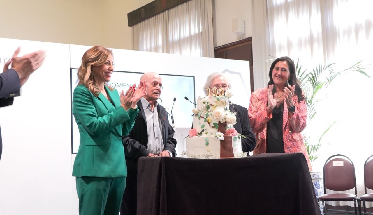 La alcaldesa de Zaragoza, Natalia Chueca, en el homenaje a los centenarios
