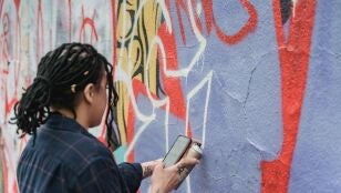 Las abuelas grafiteras inundan de color el barrio de Lavapi&eacute;s