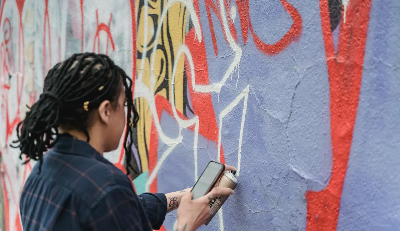 Las abuelas grafiteras inundan de color el barrio de Lavapiés