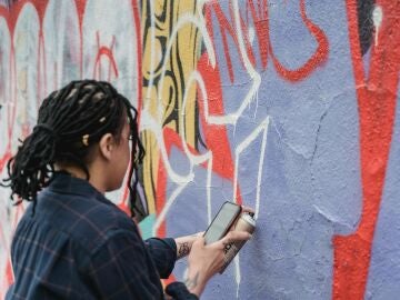 Las abuelas grafiteras inundan de color el barrio de Lavapi&eacute;s