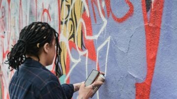 Las abuelas grafiteras inundan de color el barrio de Lavapi&eacute;s