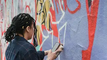 Las abuelas grafiteras inundan de color el barrio de Lavapiés Las abuelas grafiteras inundan de color el barrio de Lavapiés
