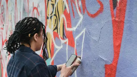 Las abuelas grafiteras inundan de color el barrio de Lavapiés Las abuelas grafiteras inundan de color el barrio de Lavapiés