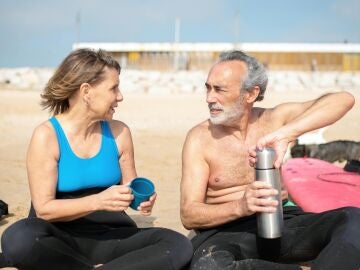 Pareja en la playa expuestas al sol 