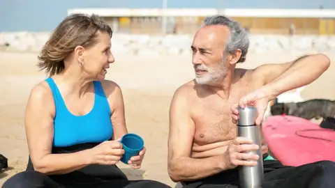 Cómo protegerse de sol de forma segura Pareja en la playa expuestas al sol