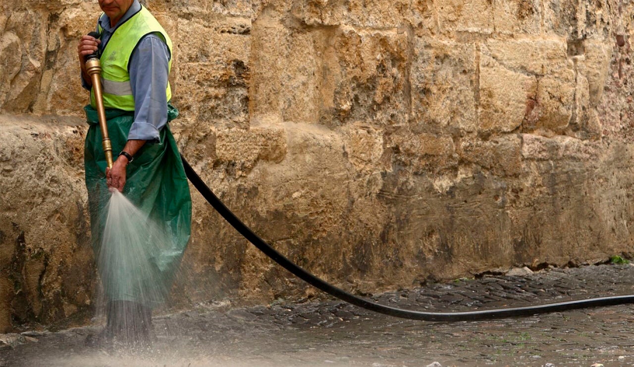 Personal de limpieza, peones agr&iacute;colas y camareros, donde m&aacute;s se contrata a los mayores de 45 a&ntilde;os