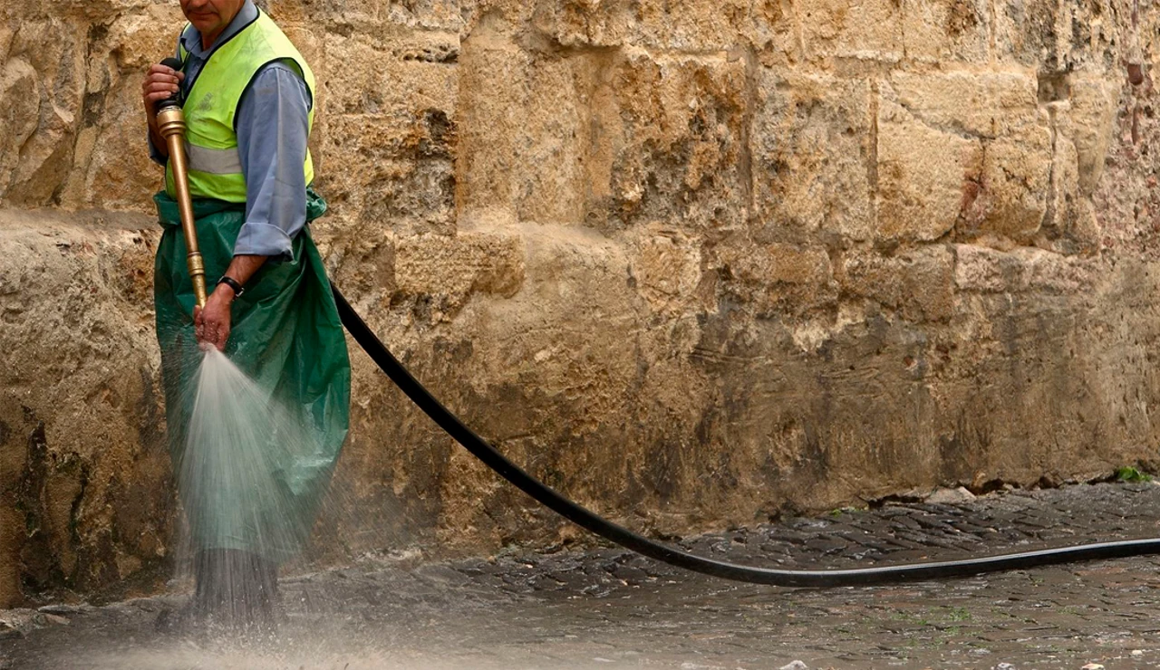 Personal de limpieza, peones agrícolas y camareros, donde más se contrata a los mayores de 45 años