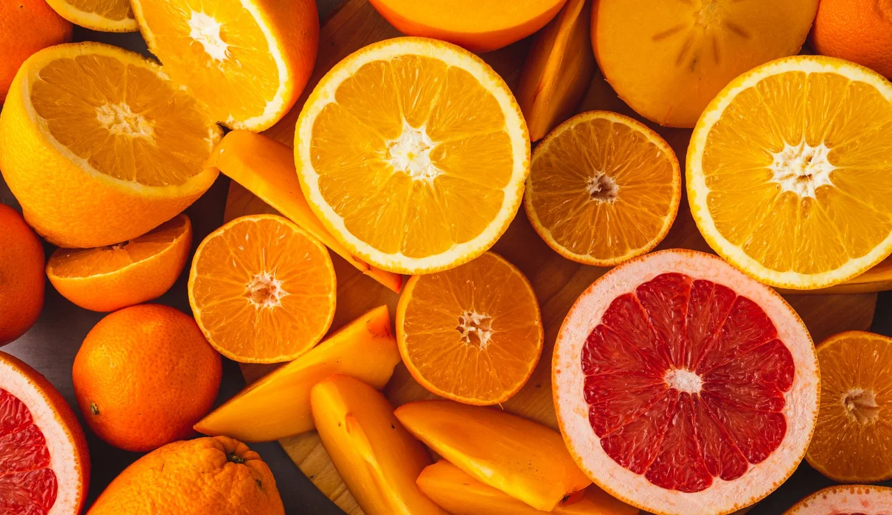 Un estudio relaciona niveles bajos de vitamina C con cambios en la estructura cerebral de los mayores