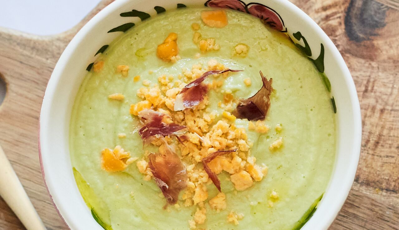 El salmorejo de siempre, ahora con aguacate: la receta veraniega que gana en cremosidad y nutrici&oacute;n