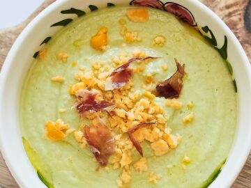El salmorejo de siempre, ahora con aguacate: la receta veraniega que gana en cremosidad y nutrici&oacute;n