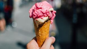 &iquest;Agua muy fr&iacute;a o helados para combatir el calor? Las causas y consecuencias de la 'paradoja del agua fr&iacute;a'