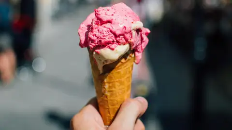 ¿Agua muy fría o helados para combatir el calor? Las causas y consecuencias de la 'paradoja del agua fría' ¿Agua muy fría o helados para combatir el calor? Las causas y consecuencias de la 'paradoja del agua fría'