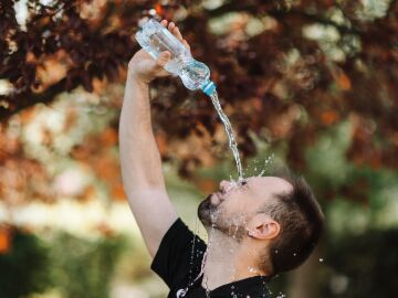 &iquest;Mareo, confusi&oacute;n o desmayo? C&oacute;mo identificar un golpe de calor y c&oacute;mo actuar 