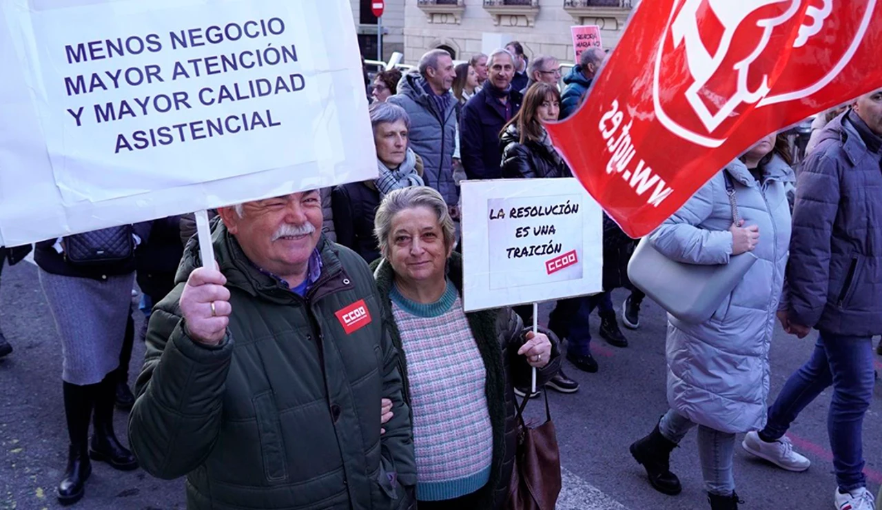 Las residencias privadas cobran hasta 10.000 euros por vivir en ellas y pagan el SMI a sus empleados