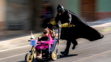 Una tradici&oacute;n sobre ruedas: la carrera de cochecitos sin motor que une generaciones en Bolivia