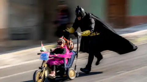 Una tradición sobre ruedas: la carrera de cochecitos sin motor que une generaciones en Bolivia Personas participan en la XXV Carrera de Cochecitos sin Motor una tradición que une a padres e hijos para esta actividad que se realiza este sábado en las empinadas calles de La Paz (Bolivia).