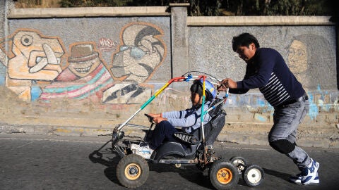 Personas participan en la XXV Carrera de Cochecitos sin Motor una tradición que une a padres e hijos
