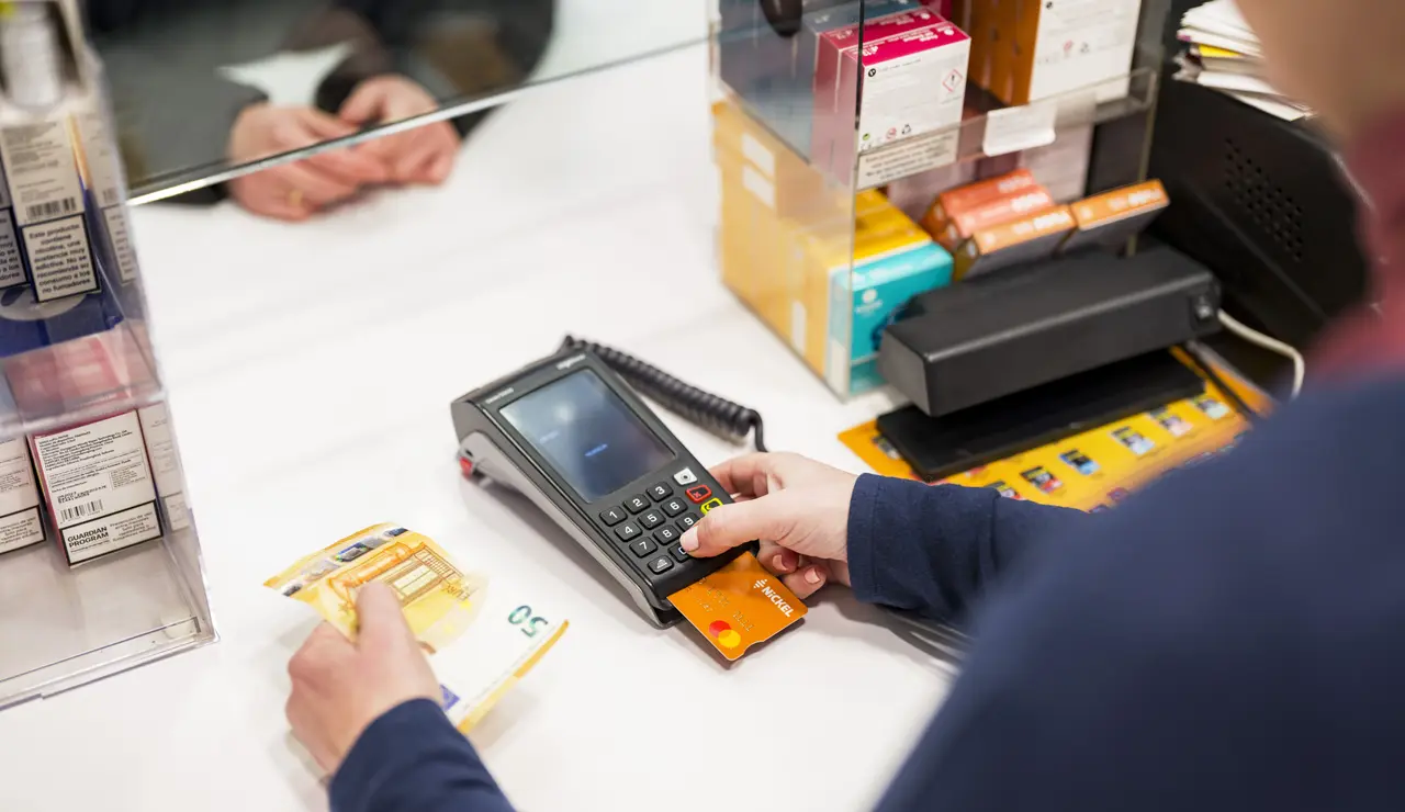 El efectivo mantiene su protagonismo en verano y crece el interés por acceder a él desde comercios de proximidad