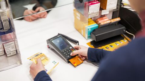 El efectivo mantiene su protagonismo en verano y crece el inter&eacute;s por acceder a &eacute;l desde comercios de proximidad