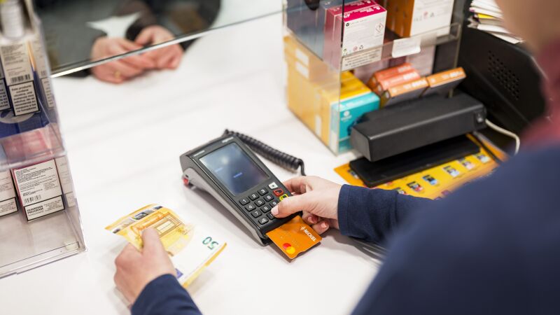 El pago en efectivo aumenta su protagonismo durante el verano y crece el interés por acceder a él desde comercios de proximidad