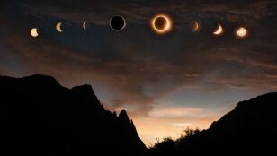 Secuencia de fases del eclipse solar capturadas sobre la dram&aacute;tica silueta de Lerdo, M&eacute;xico, al atardecer.