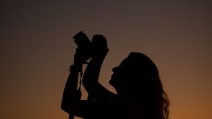 Toma cercana art&iacute;stica de una lente de c&aacute;mara con hojas de apertura visibles, destacando reflexiones intrincadas.